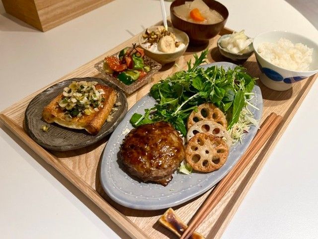 【X】妻の手料理に、夫「外で食べたら1500円くらいしそう」に賛否！？　褒め言葉のつもりがなぜ…「都内なら4000円は妥当」「旦那さん幸せ者過ぎ」